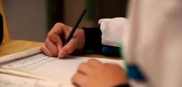 梓琪育儿说|初中生偏爱“司藤体”，颓废风格个性十足，老师看到却头疼