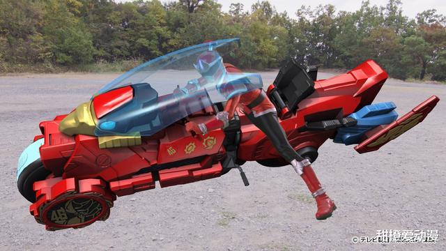 桃太郎|暴太郎戰隊：粉戰士和黑戰士身高過于離譜，與全開者還有聯動！