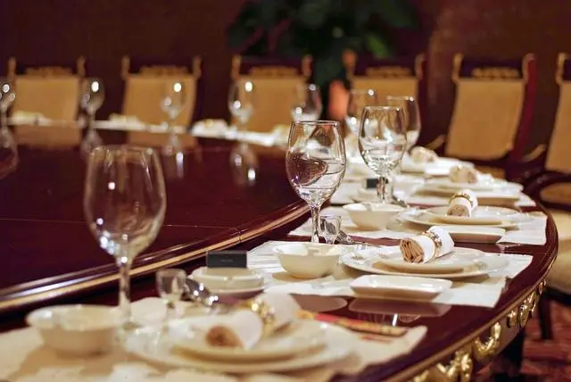 |饭局识人术：从不主动转菜盘子的，一般是这3种人，你是吗？