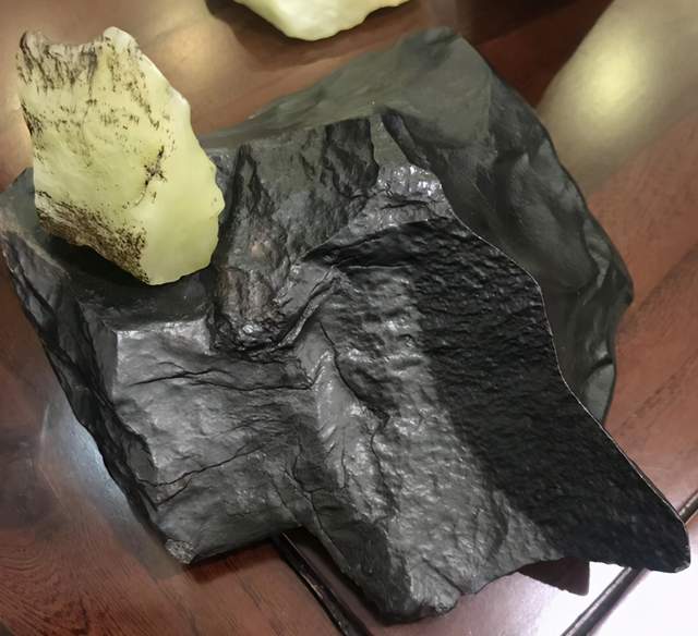 戈壁滩|大叔说玉：和田玉中的“戈壁料”是什么？