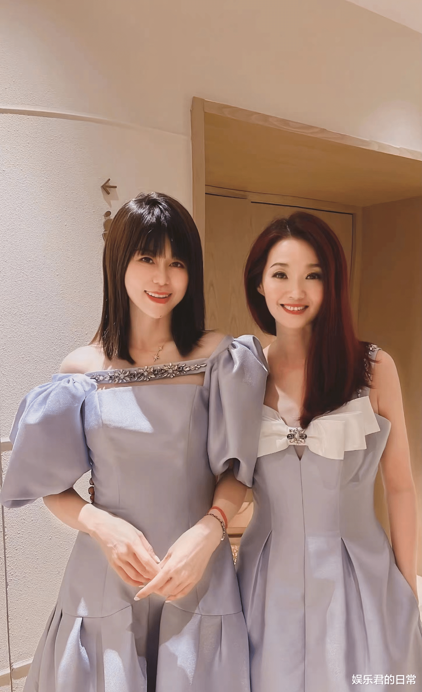 张智霖|张智霖初恋罕见露面，53岁状态年轻如少女，与丈夫结婚18年未领证