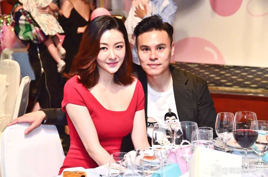 熊黛林|41岁熊黛林庆结婚五周年!与富豪老公亲密搂肩,穿着热辣长腿瞩目