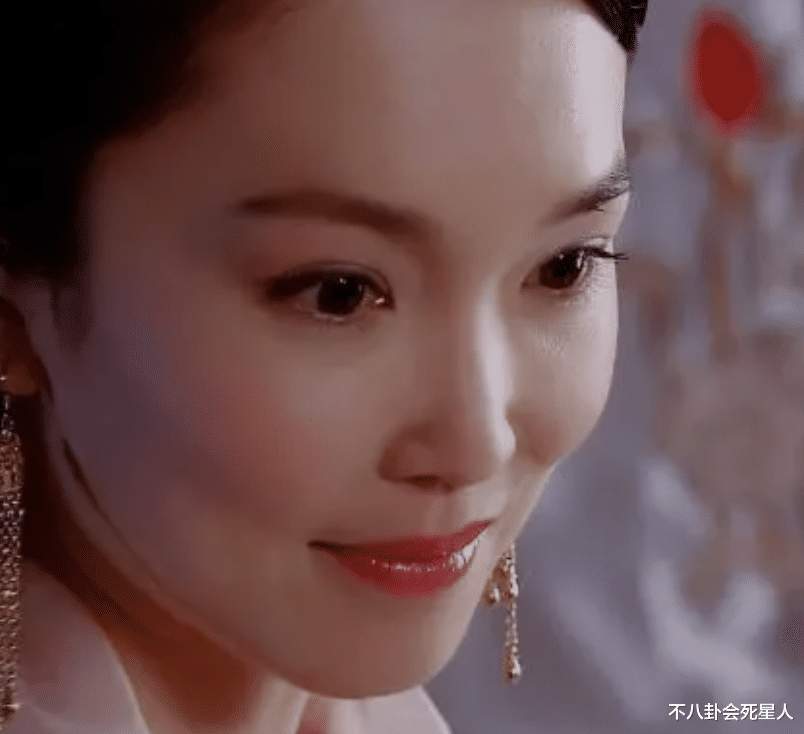 朱茵|五官有致命硬伤，却是公认的女神，娱乐圈氛围感美人的神奇魔力！