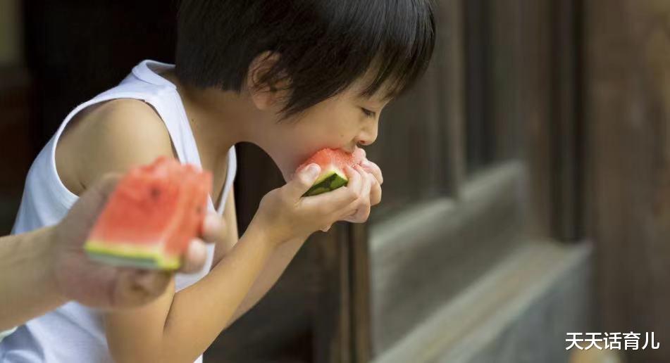 天天话育儿|三伏天的坑娃“防暑妙招”，你还在用吗？并不防暑还会让娃遭罪