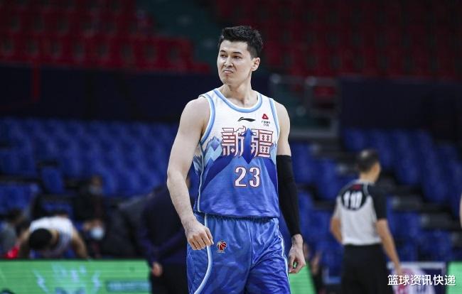 新疆男籃|阿不都沙拉木樂極生悲，命中制勝三分與隊(duì)友撞胸慶祝，卻被磕破嘴