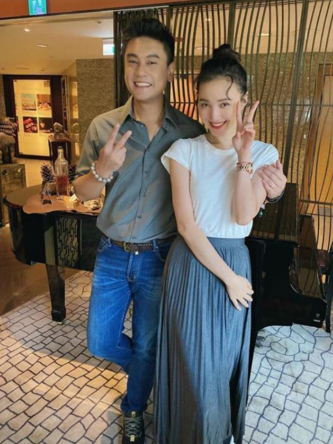 闲鱼有话说 朱孝天老婆罕露面，穿T恤配百褶裙好娇俏，赖在老公怀里撒娇真甜