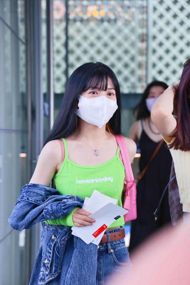 旗袍公馆|赖美云真的只有153吗？“吊带+短裤”穿出好比例，小个女生学着点