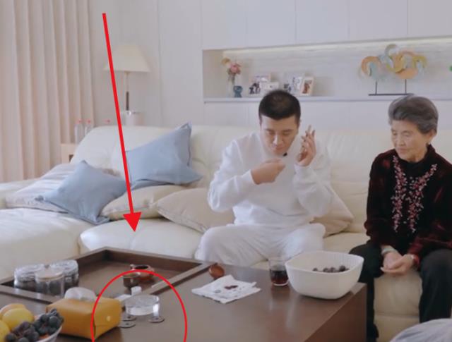 黄圣依|黄圣依婆家多有钱？茶几上散落着古董，婆婆的随手一画便值千金