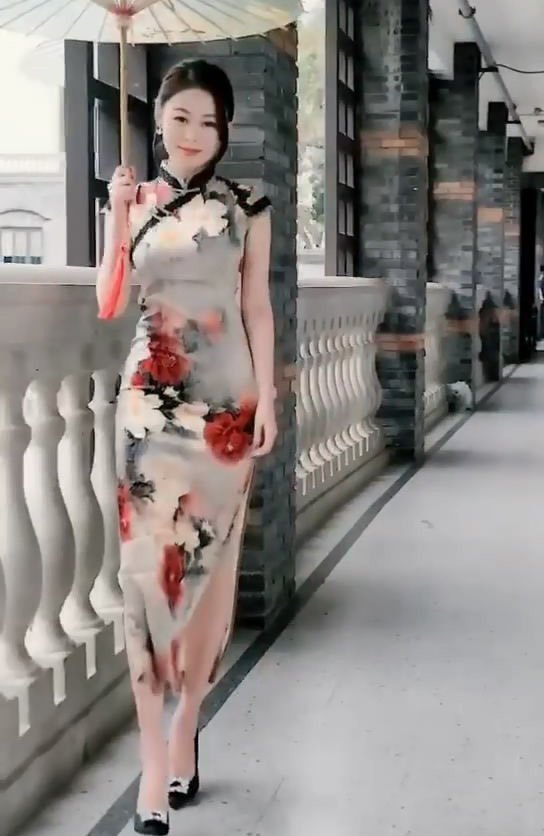 宋晓峰|宋晓峰老婆原来这么漂亮，颜值不输明星，穿旗袍曲线迷人气质出众