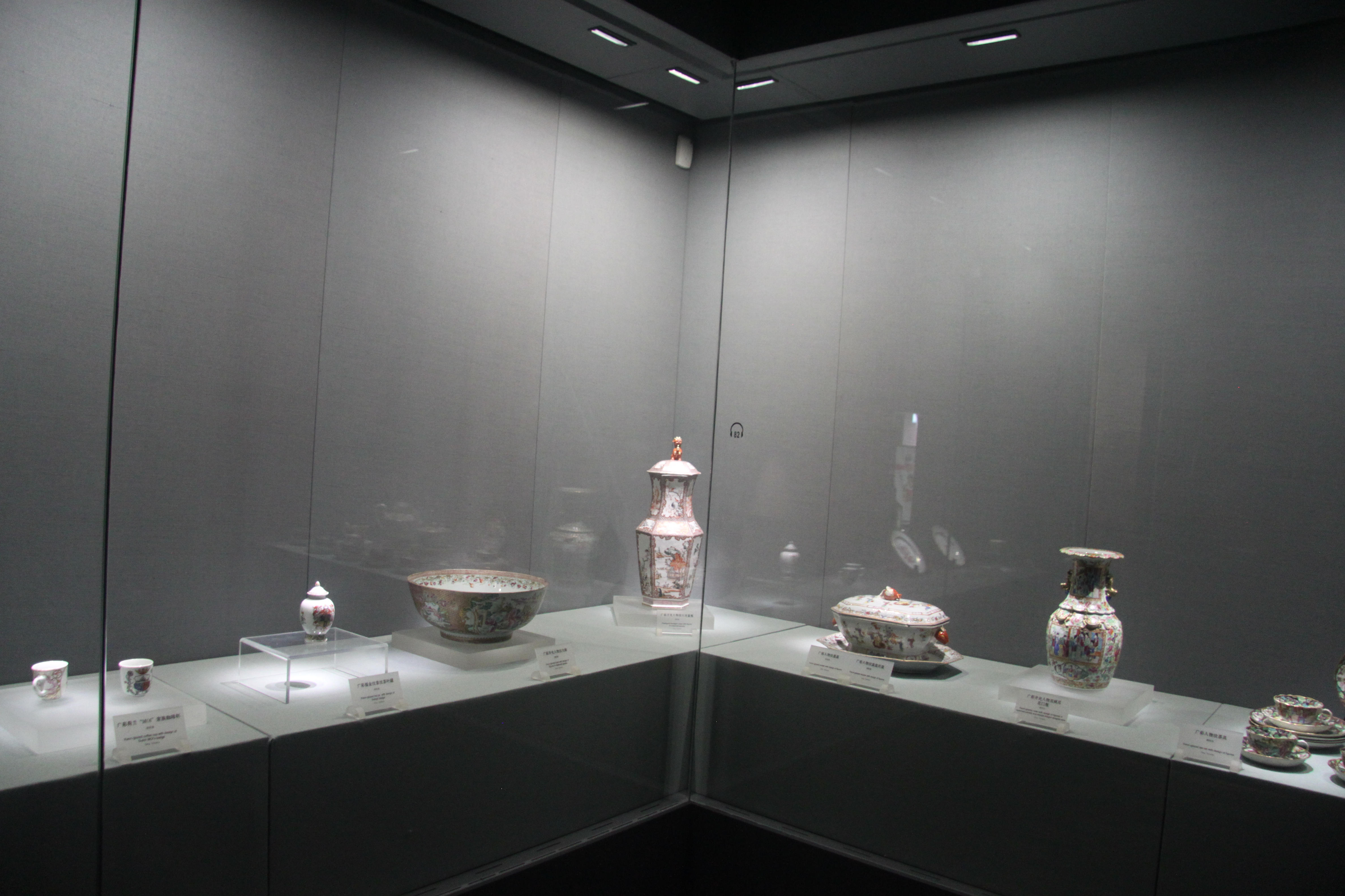 |广博展厅中，外销品品类涵盖画卷、金银器、钟表、瓷器和扇子等