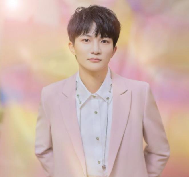 周深|《央视启航》跨年晚会，周深翻唱摇滚，点燃冬日激情，嗨爆全场！