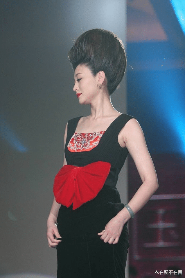 发型|李小冉的时尚让人难懂，系个大蝴蝶结不算什么，霸气发型有点雷人