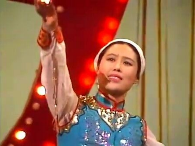 斯琴高娃|斯琴高娃：三婚嫁音乐家，跟儿子一起照顾瘫痪前夫，做不成夫妻做亲人