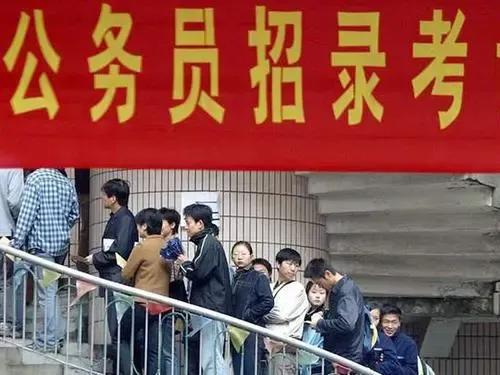 培训机构|为还200万欠债，985大学生辞掉公务员，去卖猪肉，父亲气炸