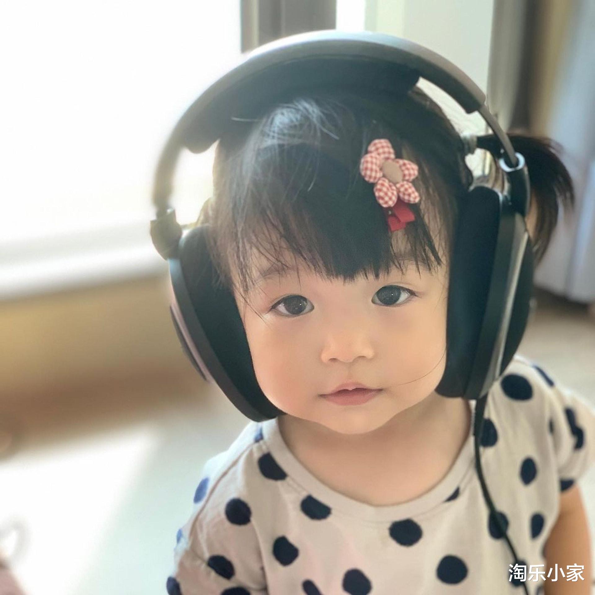 单文柔|陈展鹏单文柔女儿读著名星二代学府,穿校服甜笑转圈,十分精灵可爱!