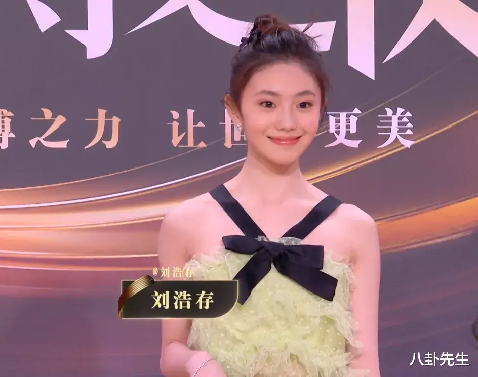 黄晓明|微博之夜女星斗艳：热巴精致如洋娃娃，江疏影穿着最大胆