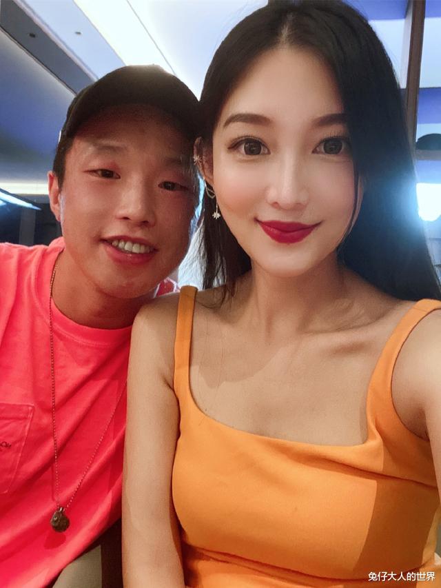 德云社|德云社烧饼又“惹祸”了，因两张照片惹怒妻子，网友开启吃瓜模式