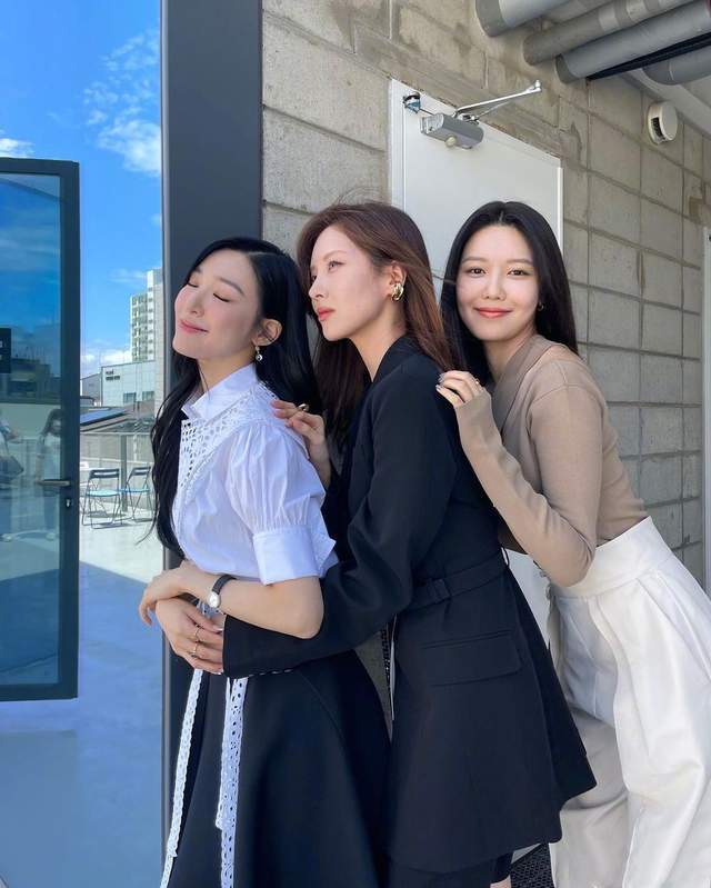 八只爪的猫|“少女时代”罕见合体！黄美英脸胖了点，穿白衬衫仍是颜值担当