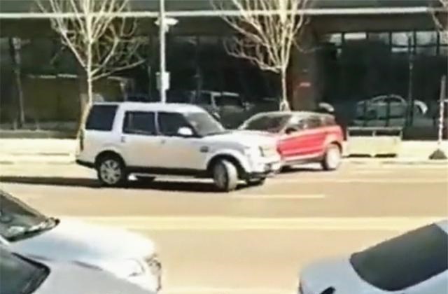 七天说斯诺克 山西道路上两辆路虎互撞,女司机摇下车窗大喊:咱俩赶紧去离婚!