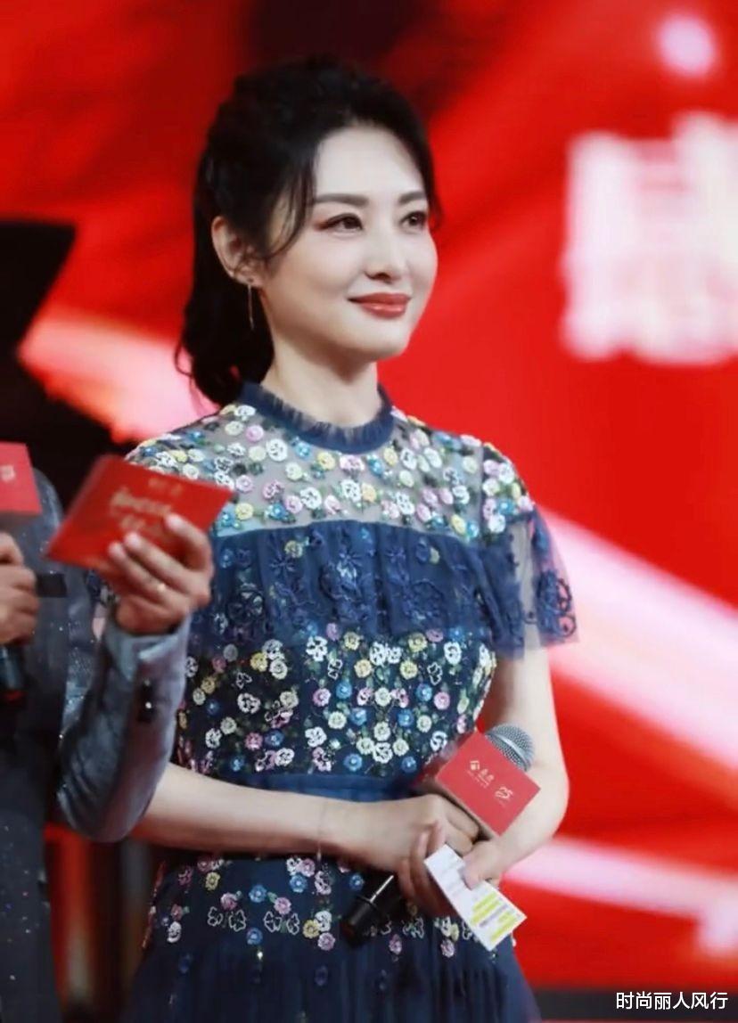 周涛|53岁周涛霸气回归舞台彻底艳压董卿！穿纱裙亮相，不愧前央视一姐