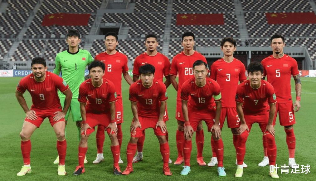 国足|国足瞬间被打爆：禁区3盯1，没防住！铁桶阵无效，李铁急了