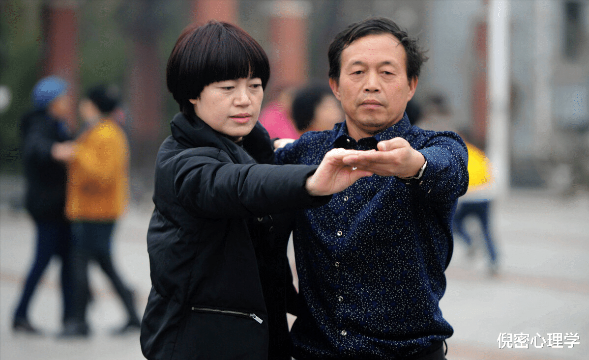倪密心理学 老年人跳交谊舞是什么感受？60岁阿姨：很开心，但这浑水，别蹚