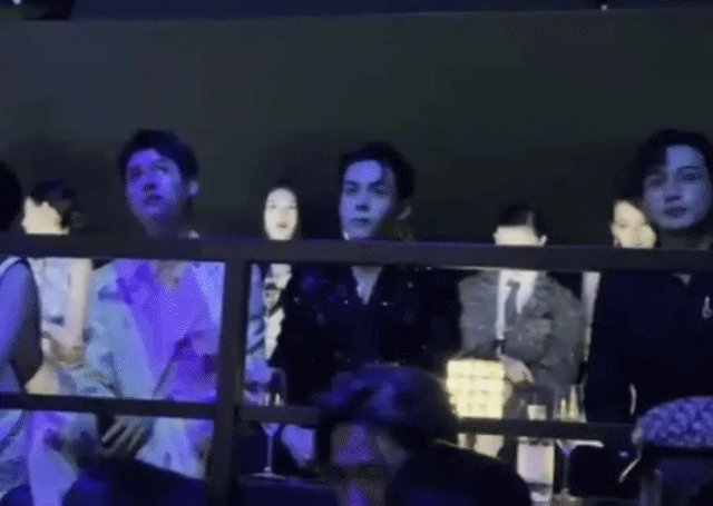 龚俊|龚俊换人宠了？给他倒酒，递甜品，反复说悄悄话，还一起快乐下班