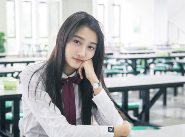 关晓彤|关晓彤自称全宿舍最丑，本以为是谦虚，当看到她们合影后：我信了