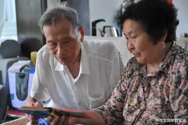 中年女同学自留地|“婆婆，你再婚也行，但是必须每月给我们2000”“反正你也花不了这么多”