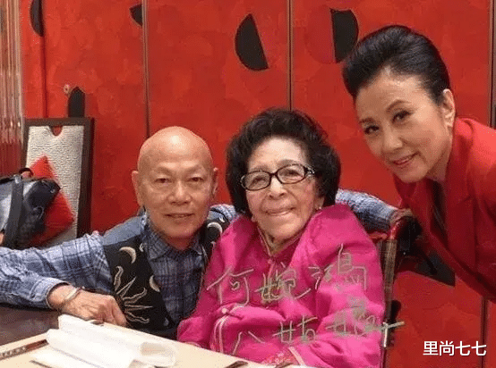 何超琼|何超琼为男友人庆生，亲密搂抱手把手切蛋糕，同框四太闺蜜好客气