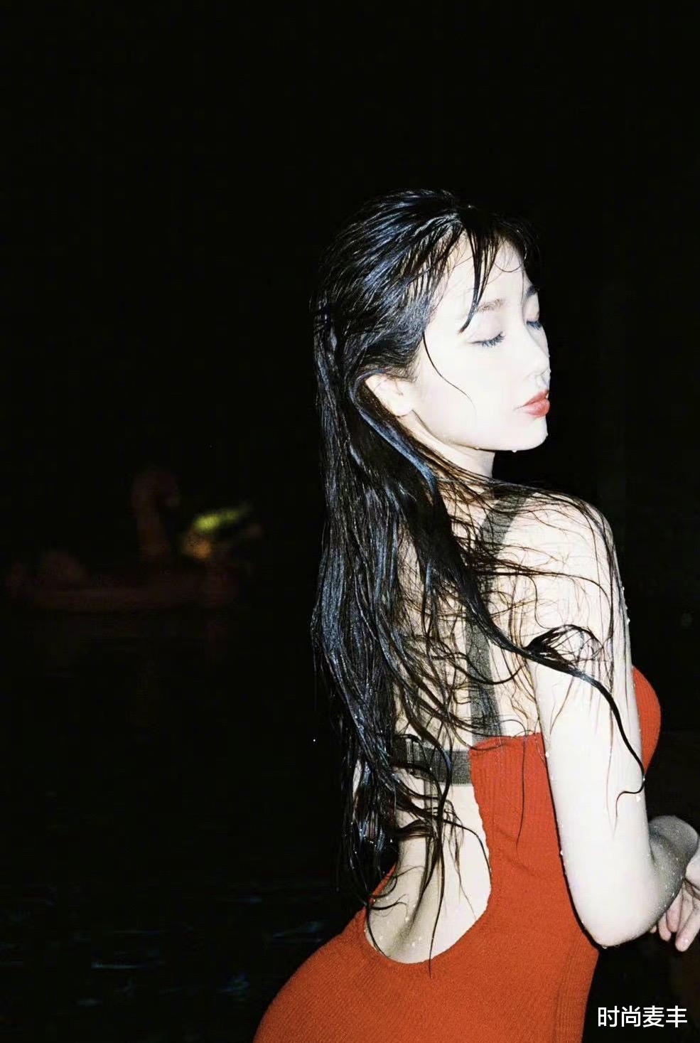 时尚麦丰|虞书欣夏日泳装照曝光,连体露背泳装头发湿漉漉,背部曲线优美