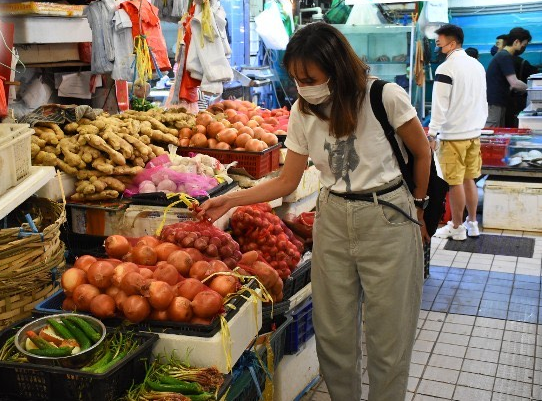 小兮娱乐 45岁前亚姐冠军欠债6位数破产，意外毁容后为母亲治病花光积蓄
