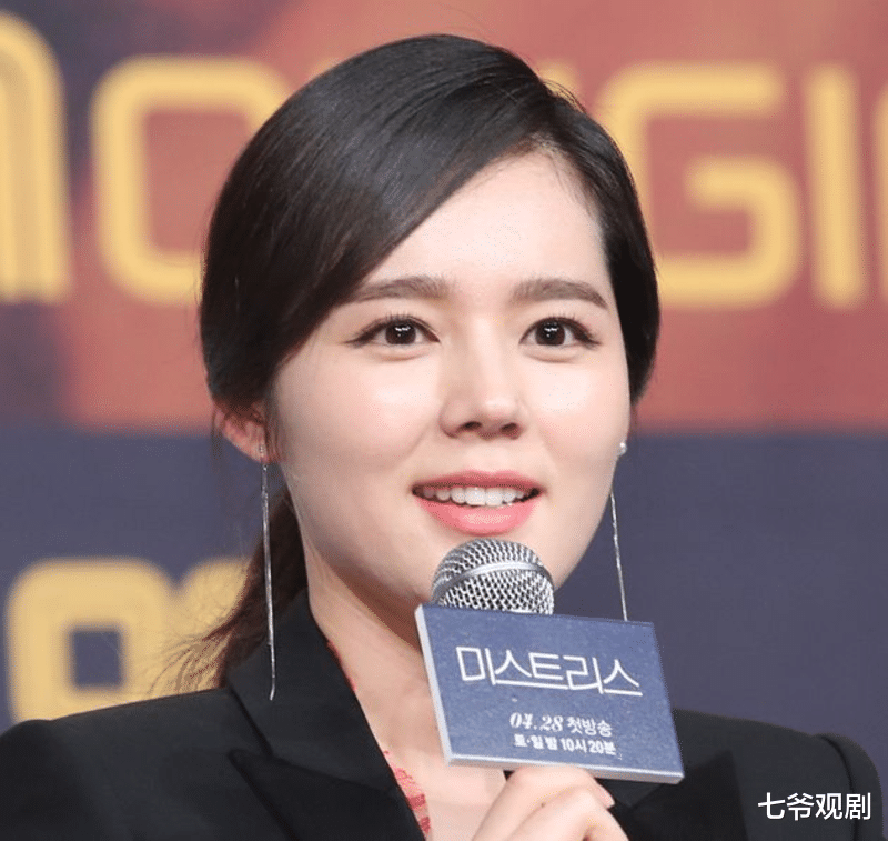 韩佳人|韩佳人嫁人16年,公公忽上电视表扬漂亮儿媳,只要不一直吃素就行