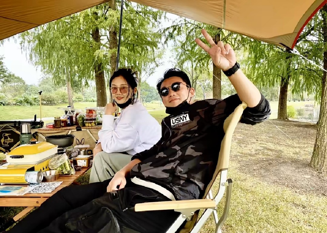 王一博|苗苗晒与郑恺甜蜜日常，打扮低调夫妻相十足，神仙生活令人羡慕