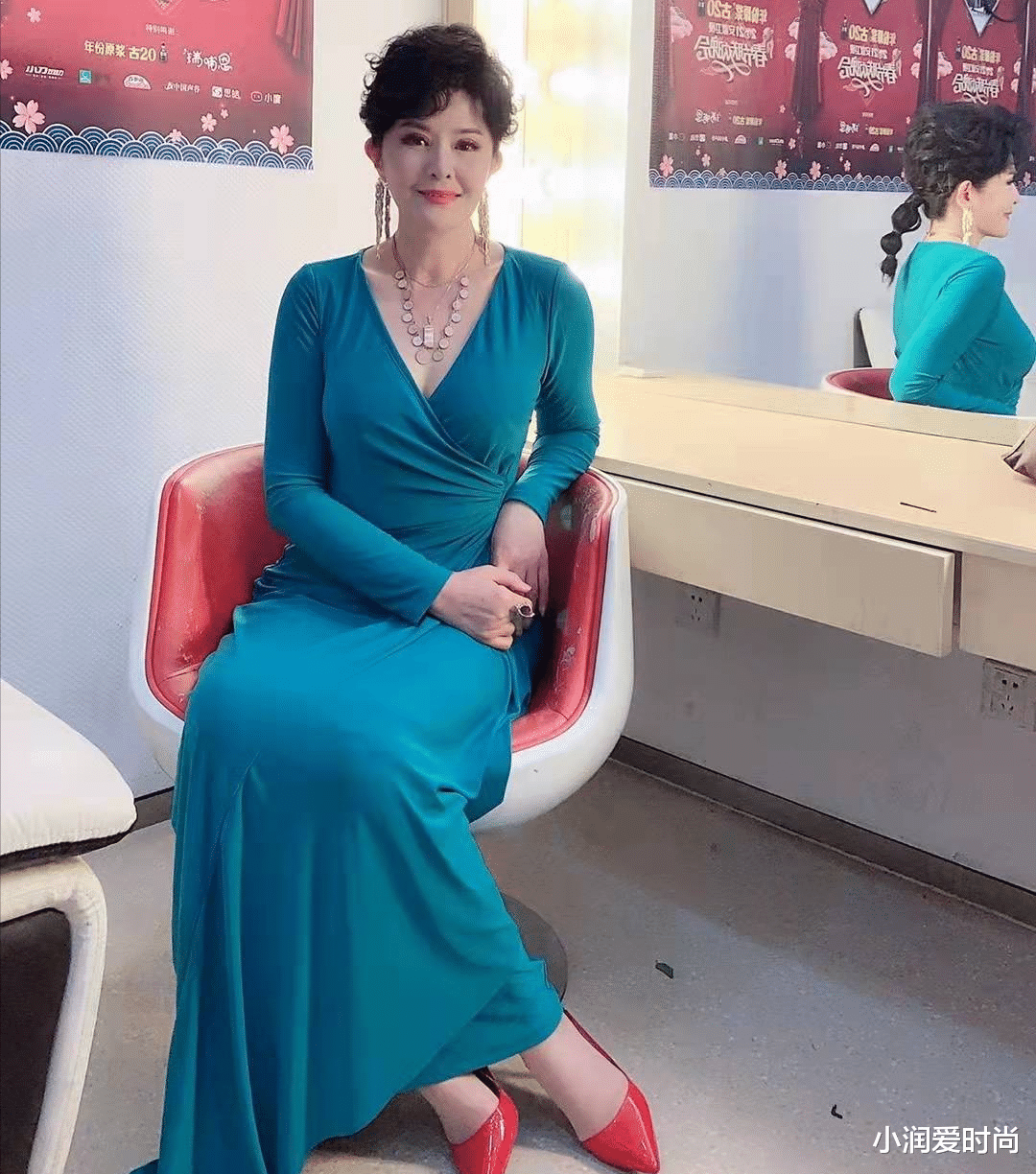 小润爱时尚 56岁田岷老了好时髦,穿印花裙戴珍珠耳环不俗气,微胖也美得端庄