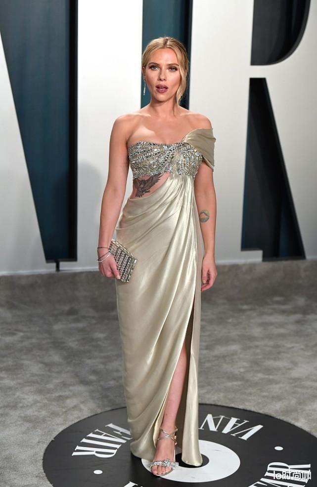 lo时尚咖|“黑寡妇”剧里剧外气质大不同，穿一袭缎面开叉裙，美的太优雅