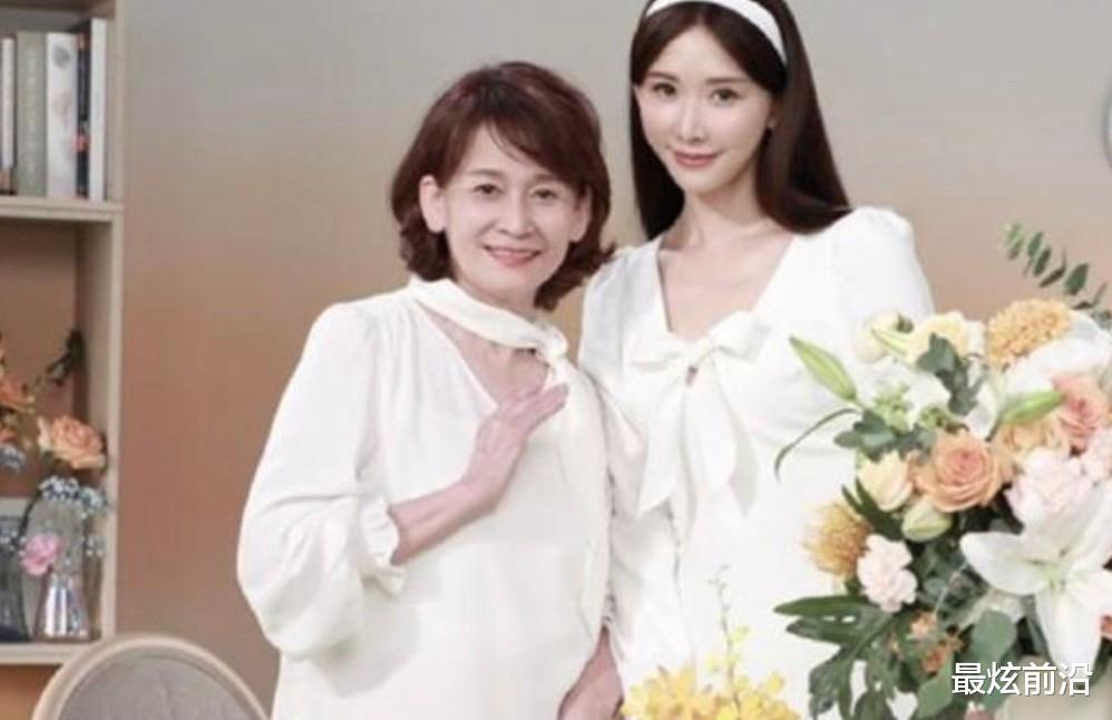 最炫前沿 林志玲罕见和妈妈同框，穿一身白裙清纯少女，妈妈看着更加优雅