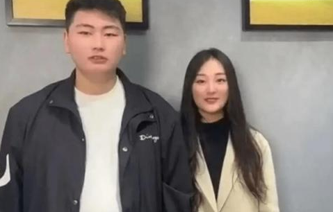 陈亚男|大衣哥儿媳妇变这样了？穿着学生制服，在直播间大跳活泼舞蹈