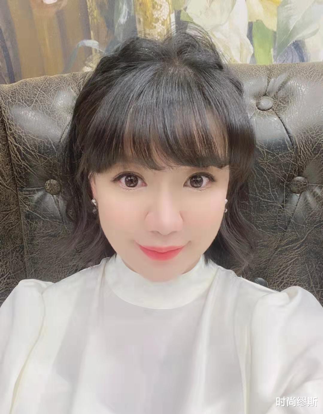 时尚缪斯|主持《智慧树》18年,如今怀二宝的“红果果”,拍全家福真甜蜜!