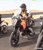 小叶娱记|神回复：很喜欢的一个女生发朋友圈了，我该怎么评论才能让她记住我