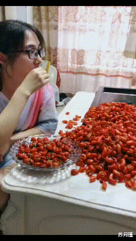 苏月瑾|“?女同事半夜发来了两张照片，问我哪张更好看，你们说这是啥意思啊？”