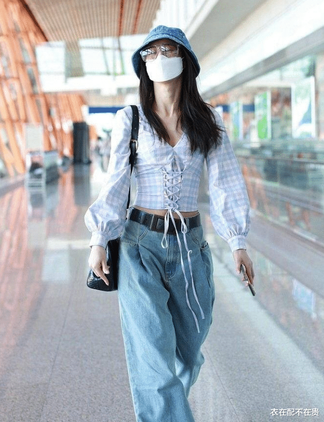 衣在配不在贵 黄圣依也太瘦了，这么紧的绑带装都套得进去，果然有身材就是任性