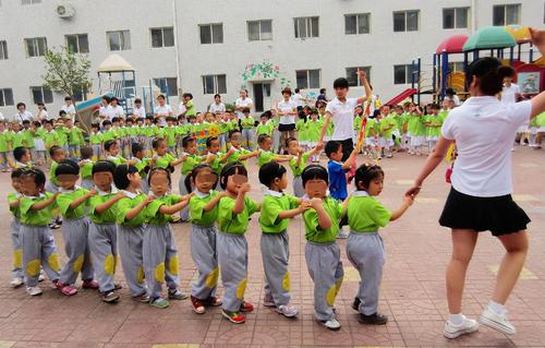 舜网 “最美幼师”画画火了，爸爸们抢着去接孩子，网友：想再回到幼儿园了