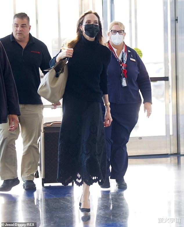 蔡国庆|46岁安吉丽娜·朱莉现身机场，黑衣黑裙优雅又大气，太瘦颧骨格外醒目