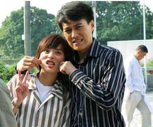 李佳|她因拍吻戏被富豪前夫抛弃，二婚嫁靳东，生的儿子帅气宛若王子