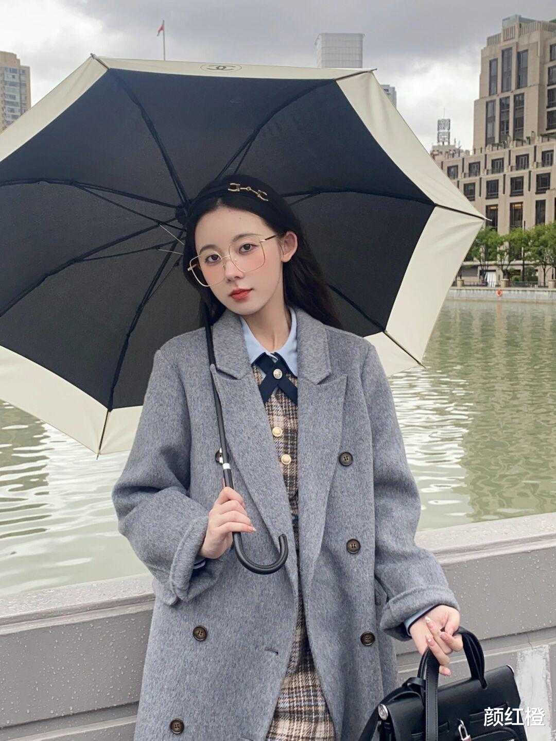 颜红橙 高级灰如何穿搭更显高级，这几款大衣别错过了，洋气精致又显气质