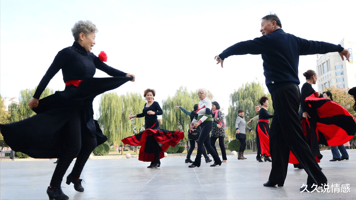 久久说情感|62岁阿姨和68岁大叔跳交谊舞,阿姨:他不要脸,大叔:她假装正经