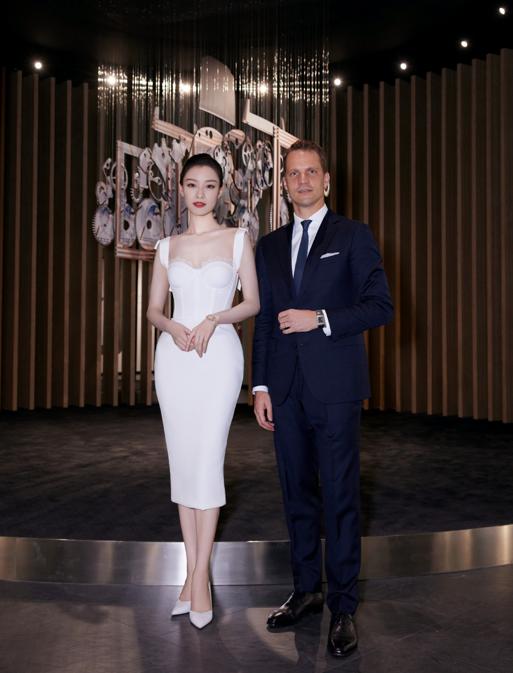 何有强|又被倪妮的身材迷倒了，一袭黑色鱼尾裙高贵精致，“腰臀比”绝了