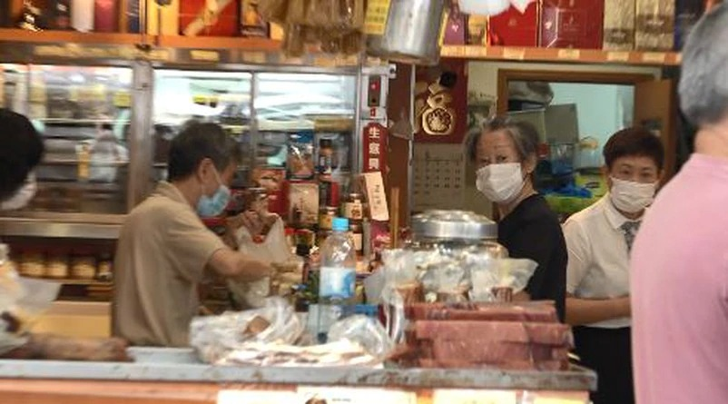 網曝51歲王菲香港產子，經紀人現身街頭行色匆匆，狂購幾大袋生活用品-圖10