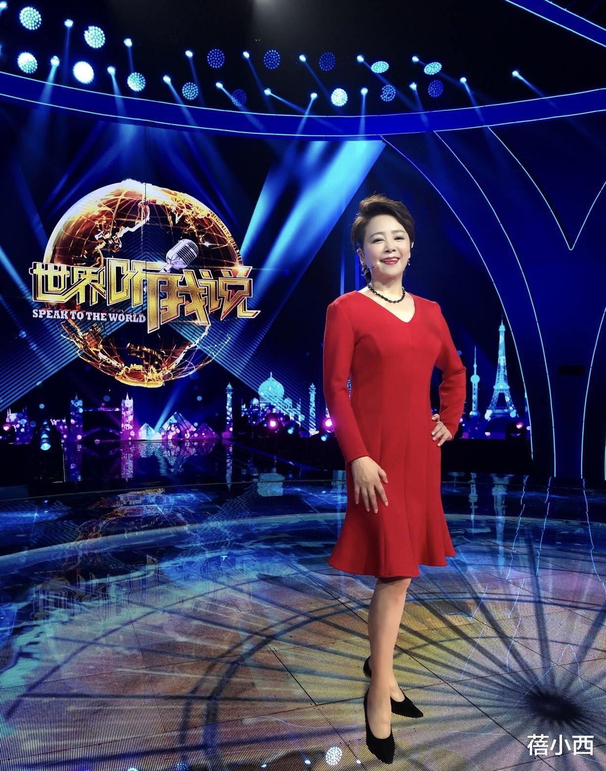 眉笔|57年的张瑜越老越优雅，穿灰色纱裙配短发亮相，精致高级又显气质